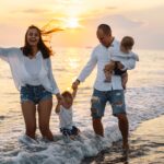 Familia disfrutando del atardecer frente al mar