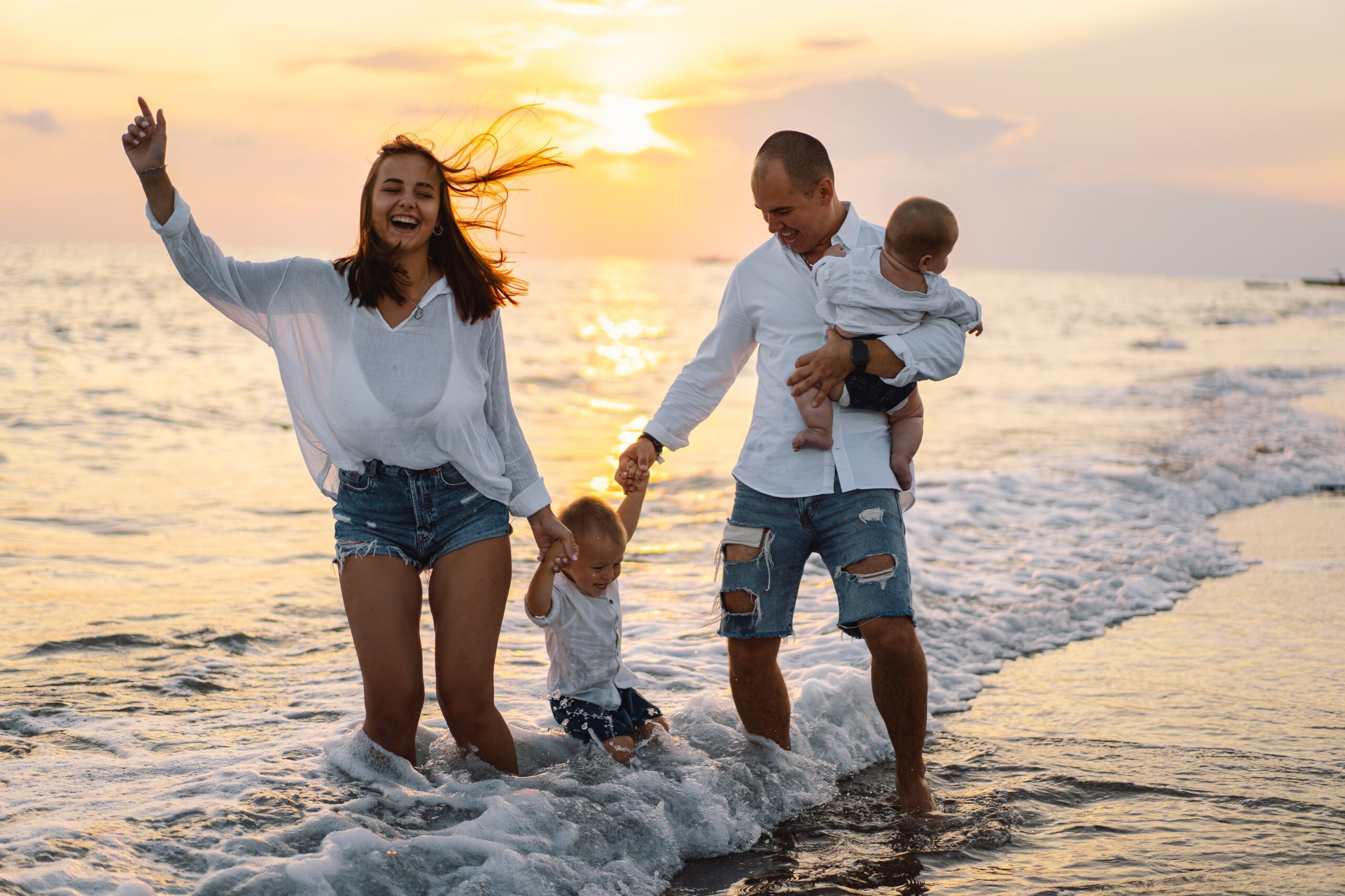 Familia disfrutando del atardecer frente al mar